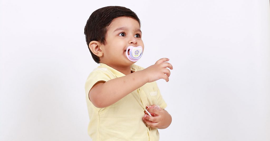 Chupeta entorta dente?